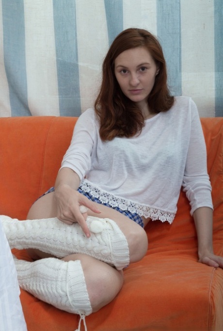Roodharige amateur Ariadna Moon pronkt met haar harige oksels en schaamhaar in sokken