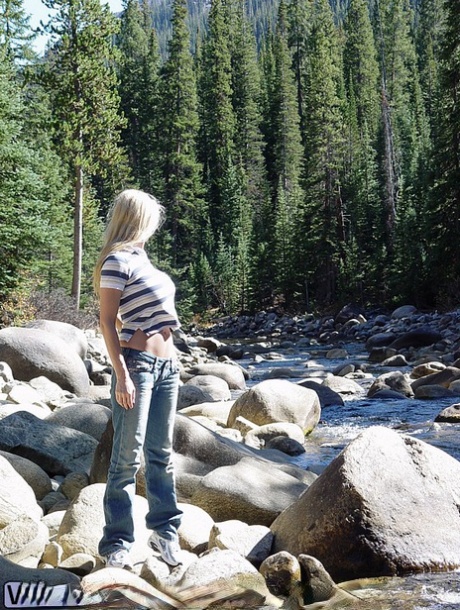 Gorąca blond amatorka Naughty Allie odkrywa swoje wspaniałe cycki na skałach w strumieniu