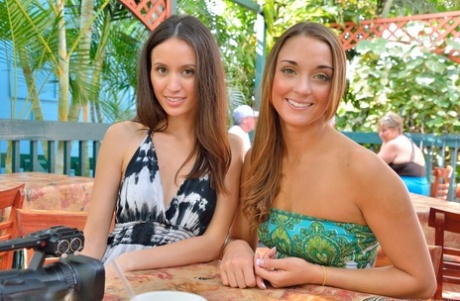 Lésbicas vestidas Mary & Aubrey não usam calcinhas nas ruas do Havaí