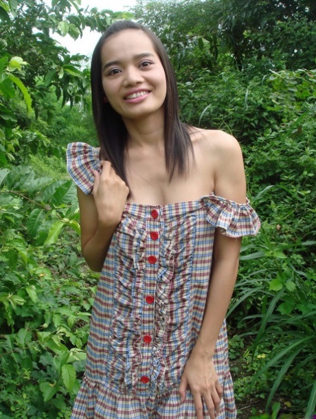 Azjatycka nastolatka pokazuje swoje majtki, aby złapać podwózkę, ale pod warunkiem, że się masturbuje