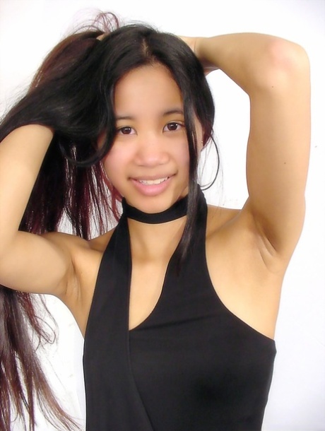Una ragazza asiatica di 18 anni mostra il suo culo e la sua figa lisciati dall