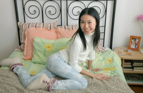 18 år gammel asiatisk jente blir knullet i rumpa og creampied etter å ha lekt med rumpehullet hennes
