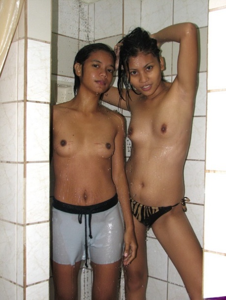 Våte asiatiske tenåringer har lesbisk samleie mens de dusjer