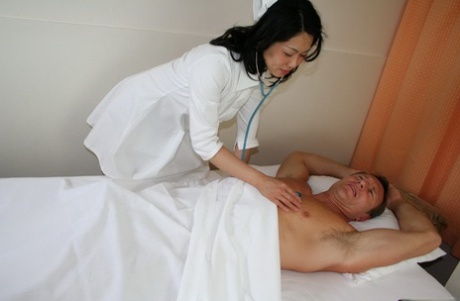 アジア人看護師が2人の患者と同時にセックスをする。
