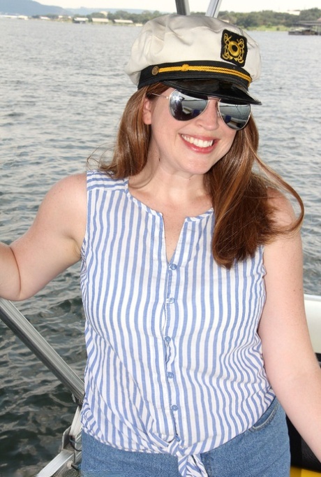 Plumpes Solomodell Holly Fuller spielt mit ihrer Muschi auf einem Boot
