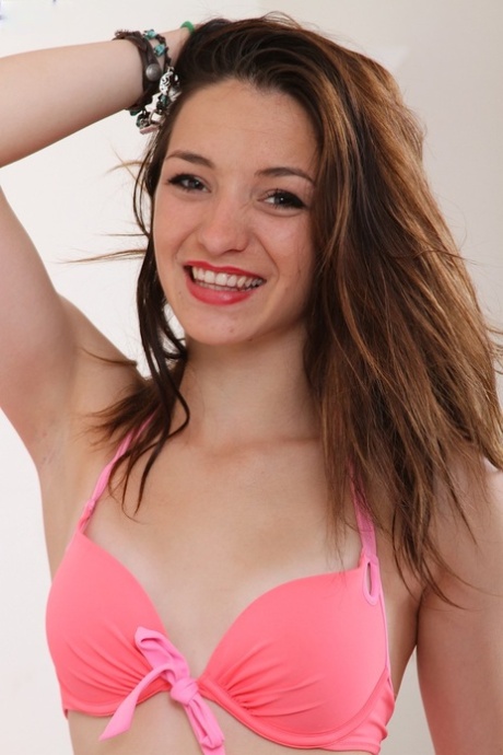 Slim Teen Anastasia Lavey reißt ihre Strumpfhose auf, um an ihre Muschi zu kommen