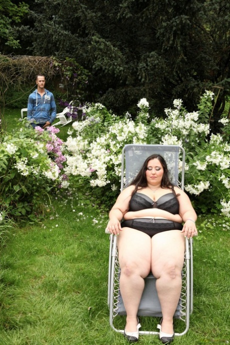 Super size BBW Jitka siedzi na twarzy podglądacza w ogrodzie