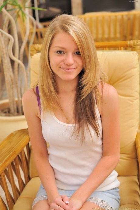 Drobná teenagerka s perky titties šířící svou mladou píču široce otevřenou v podpatcích