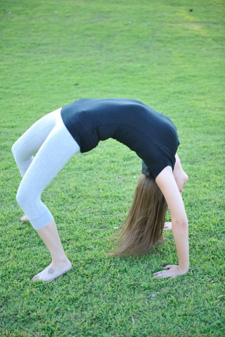 Sullig tienermeisje trekt haar yogabroek uit om haar strakke kontje en kale kut bloot te stellen