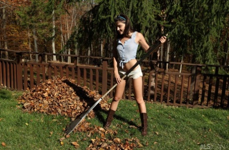 Den søte tenåringen Adria Rae tar en pause fra å rake løv for å stikke en agurk opp i fitta.