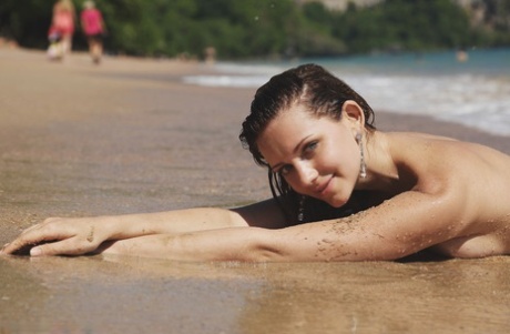 Den sexy tenåringen Oliana tar et bad etter å ha vært toppløs på stranden.