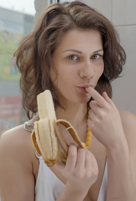La modella glamour Mixaella mostra la sua vagina nuda indossando calze a balze