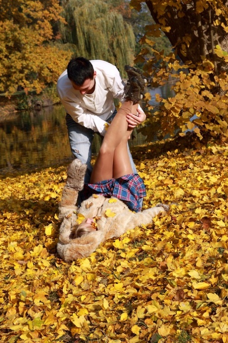 Blonďatá teenagerka a její milenec mají pohlavní styk na koberci před kamny na dřevo