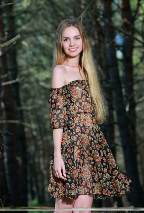 La superbe adolescente Honey Liz prend de superbes poses nues dans une forêt mature.