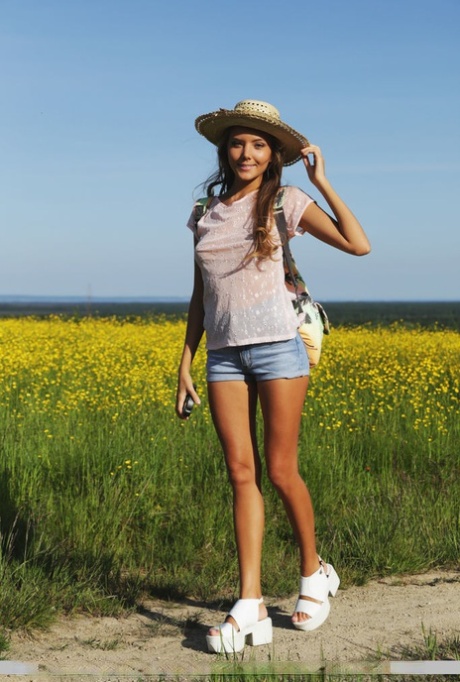 La fille de la campagne Mango A perd son short pour ramper nue dans un champ ensoleillé.