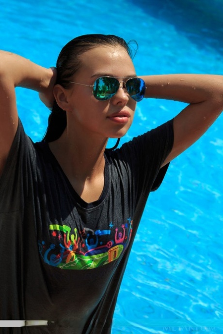 Der nasse Teenager Venice Lei klettert aus dem Pool und posiert nackt auf dem Sprungbrett