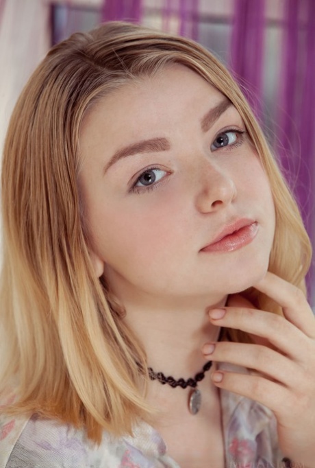 Vieze blonde tiener Daniel Sea onthult mooie tieten voor ze haar lekkere kutje laat zien