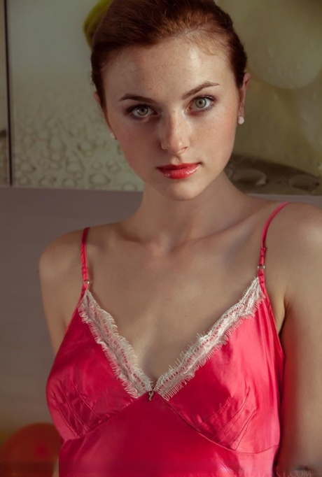 Erotisch model Jamie Joi toont haar kale poesje van dichtbij in hete lingerie