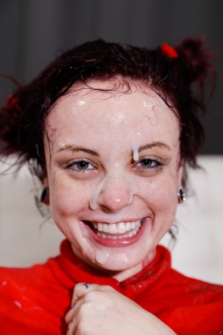 Kinky Chloe Carter knevelt met dildo & heeft haar kont open voor massale gezichtsbehandeling