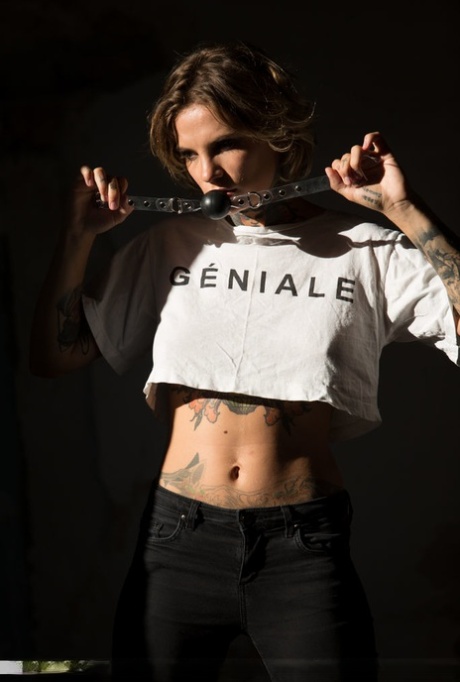 La donna tatuata Stacy Cloud indossa una ball gag mentre si spoglia di notte