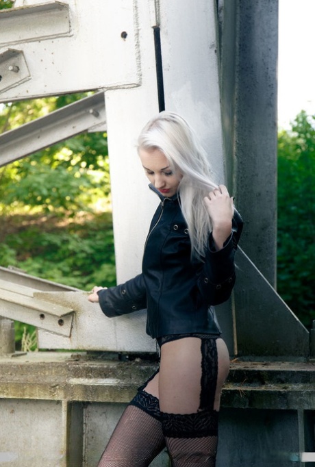 Europese tiener Adelina White doet plas op schraagbrug in zwarte kousen