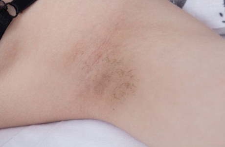 Первая девушка Нара Абель ублажает свою волосатую киску фаллоимитатором
