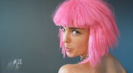 阿比盖尔-杜普雷在POV性爱过程中运动粉红色的头发和穿孔的阴部