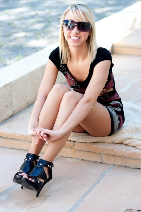 Naturalna blondynka Brittany Lynn odsłania swoje cycuszki i cipkę na chodniku