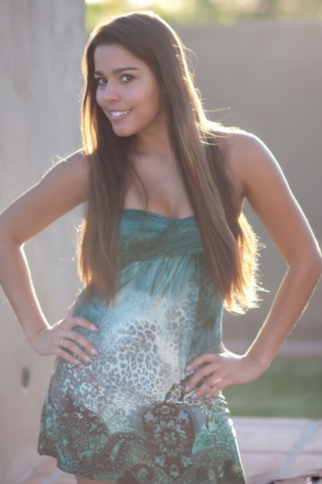 Jonge Latina Alexandria pronkt met haar sexy stevige tieten & kleine kontje in het openbaar