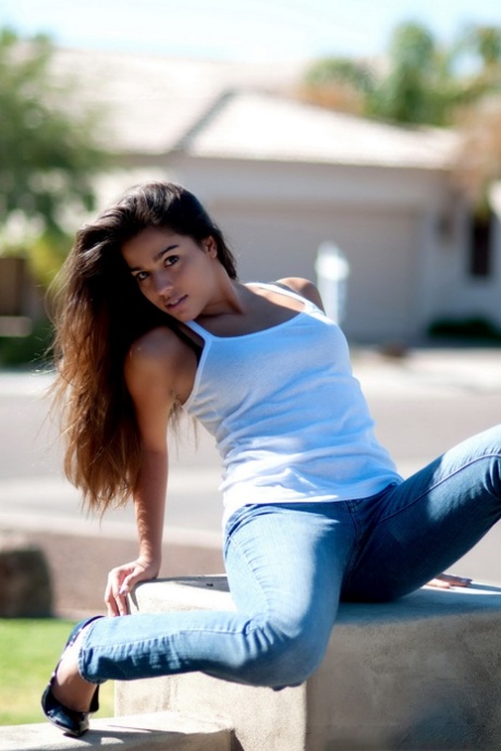 Jonge Latina Alexandria spreidt haar benen om haar hete poesje te spelen op de stoep