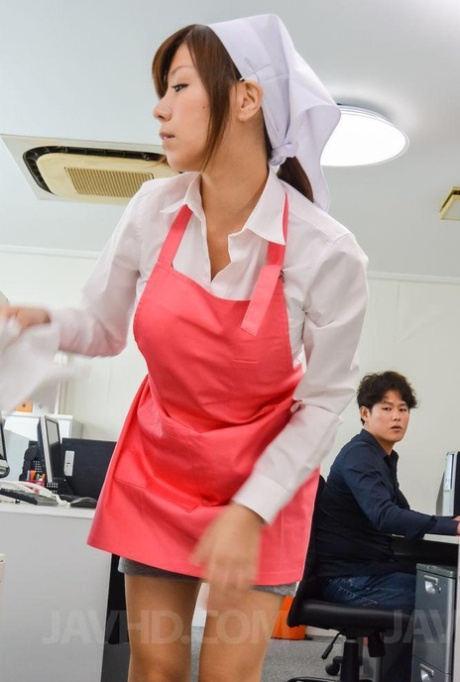 Den rødhårede japanske jenta Chihiro Akino blir avkledd uniformen sin under sex.