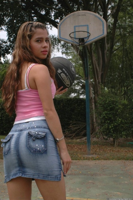 Latina amateur Sara en haar mannelijke vriend neuken na het basketballen