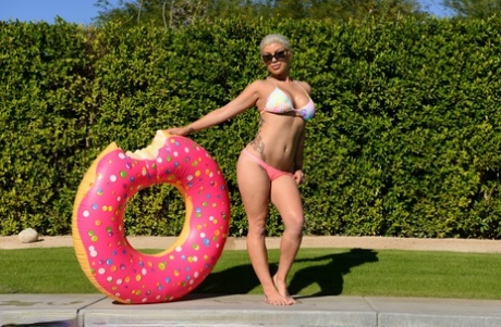 Platinablonda Briana Lee gör sig av med sin bikini under poollek