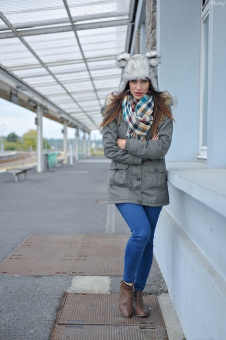 Freche Frau mit einem schönen Arsch zieht ihre Jeans herunter, um im Auto zu masturbieren