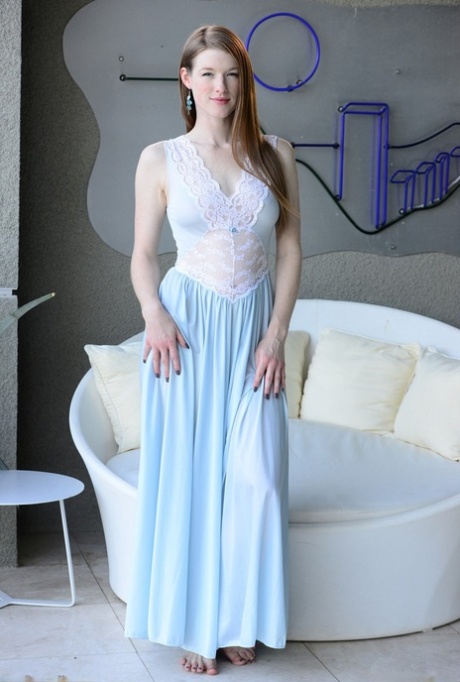 Den søde prinsesse Gemma Minx løfter op i sin filmagtige kjole for at røre ved sin spredte fisse