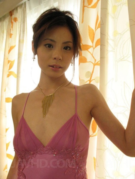Den japanske MILF-en Natsumi Mitsu har creampie etter MMF-sex på en seng.