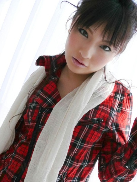 Den japanske pige Rika Sonohara har sex med et par drenge på samme tid