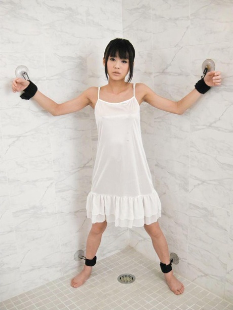 Den japanska flickan Chika Ishihara får sin fitta stimulerad medan hon har munkavle och är bunden
