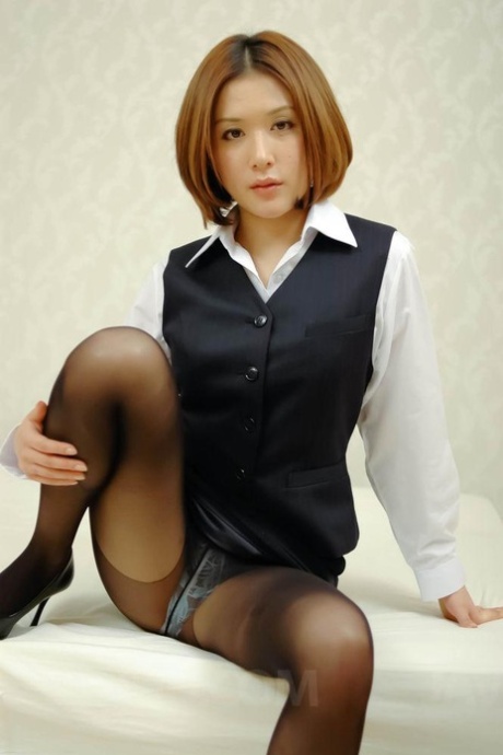 Emi Orihara, ruiva japonesa, desporta um creampie após sexo com um homem mais velho