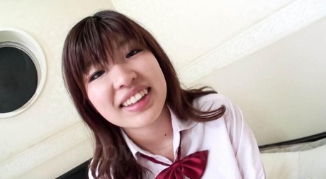 Den japanske skolejenta Ai Okada drypper sæd fra fitta etter sex