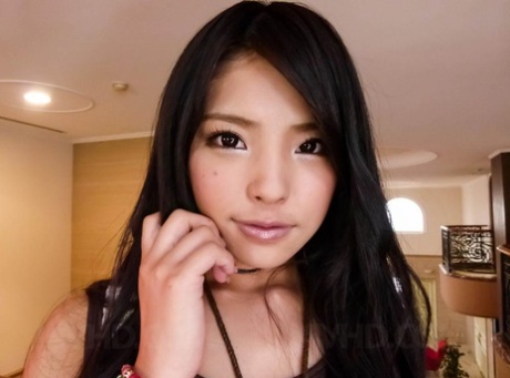 Японская девушка Эририка Катагири встает на член во время секса