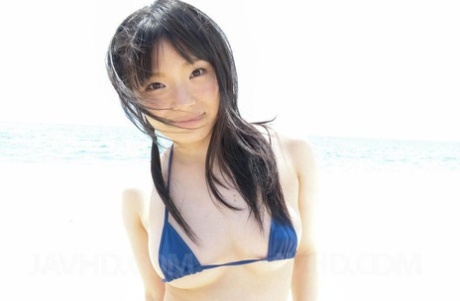 Den japanske pige Hina Maeda giver sin mandlige ven et BJ og handjob på stranden