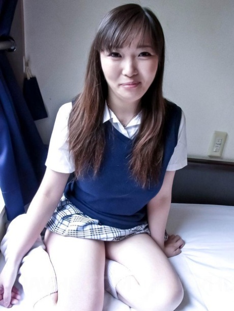 Den unge japanske jenta Haruka Ohsawa viser frem de fyldige brystene sine.
