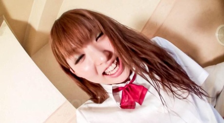 Japanisches Mädchen Sakura Anna nimmt einen Schwanz in ihrem Busch während POV Sex