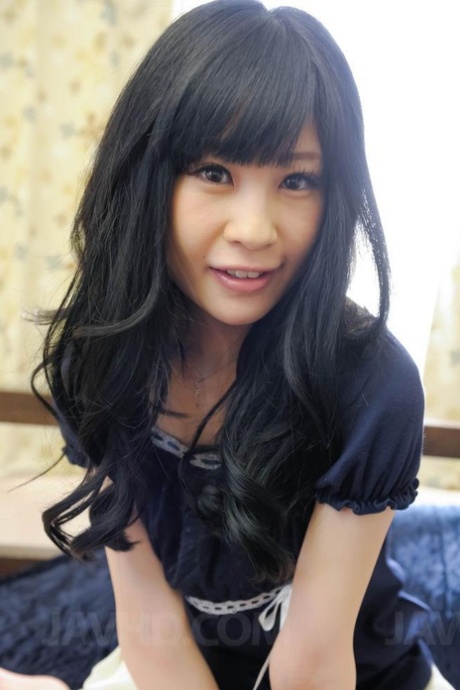 Den søte japanske jenta Mizutama Remon har POV-sex på en seng.