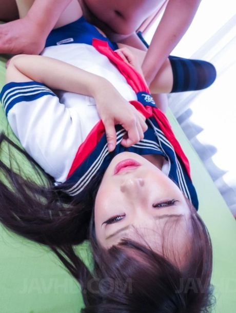 Den japanska snyggingen Yuri Sakurai har sexuella relationer i en söt sjömanskostym