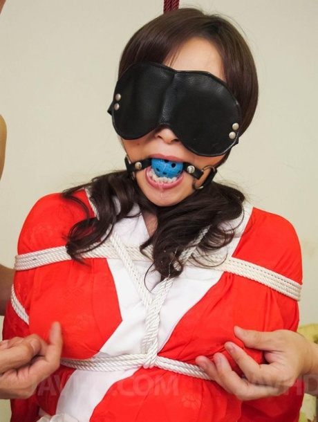 Den storbarmede japanske jenta Miyama Ranko får bind for øynene før hun får en creampie