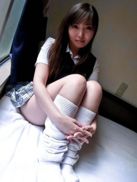 Японская студентка Харука Осава обнажает свои большие сиськи и хлопковое нижнее белье тоже