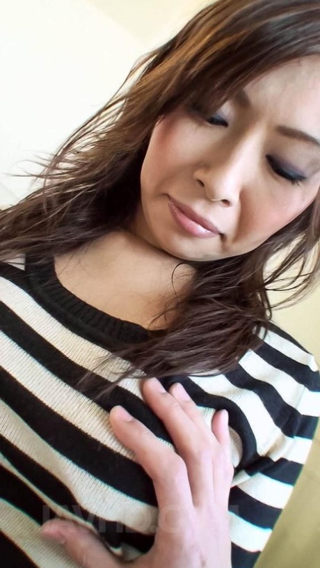 丰满的日本女孩Sakura Anna在做爱前被玩弄乳头和阴部