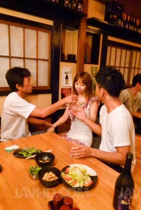 Minami Kitagawa Asian in rosa Dessous bekommt Vibrator in poonanie